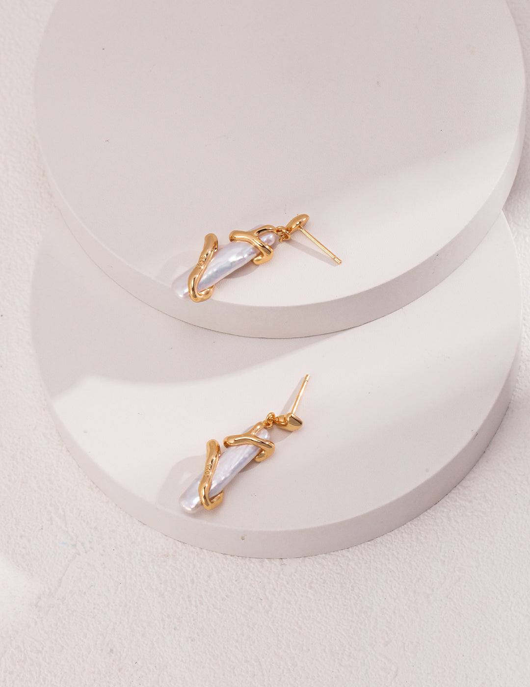 Baroque Pearl Fluid Hoop Earrings detail image 4