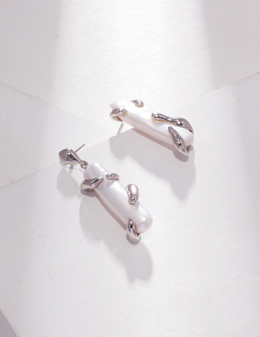 Baroque Pearl Fluid Hoop Earrings detail image 2
