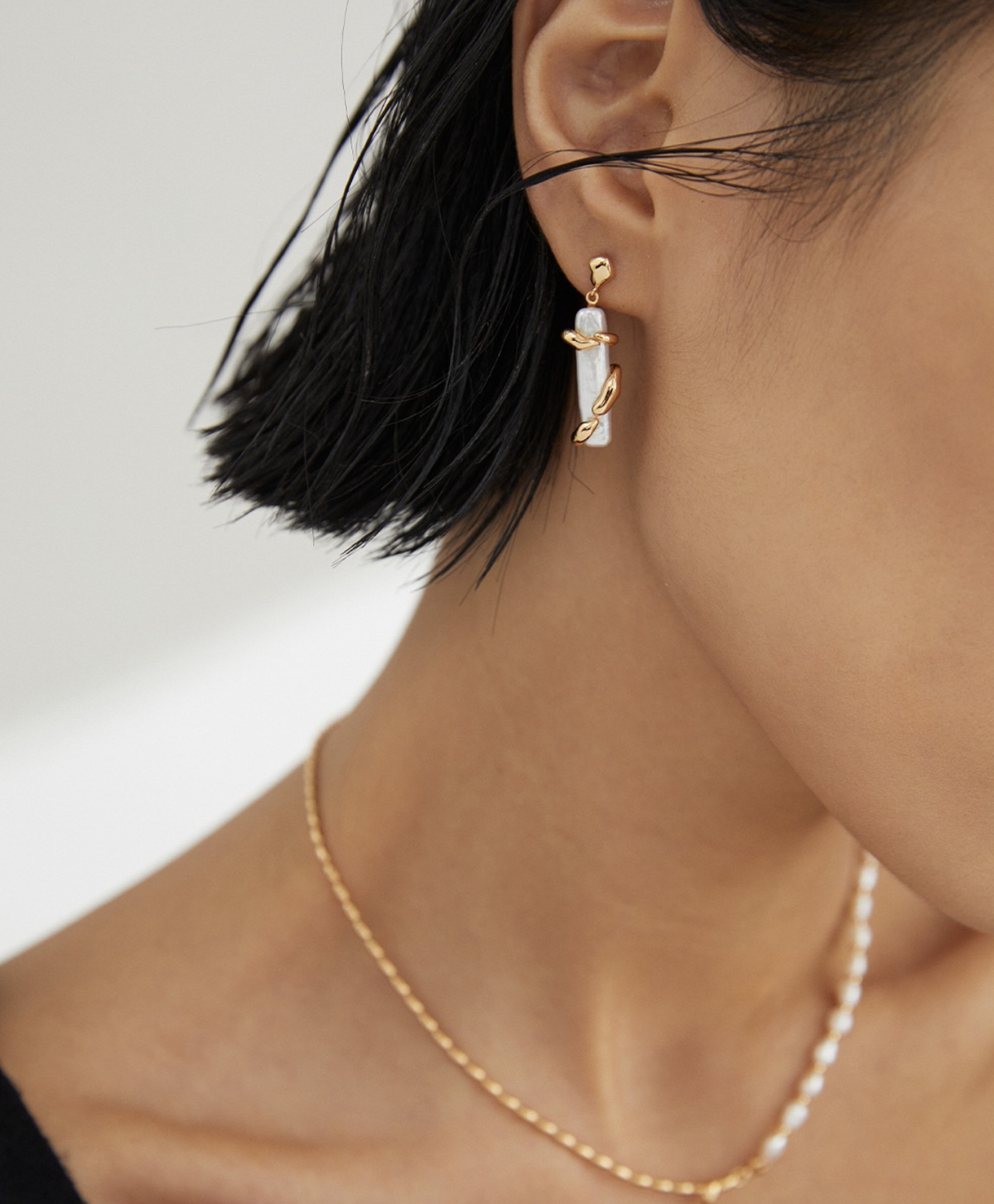 Baroque Pearl Fluid Hoop Earrings detail image 6