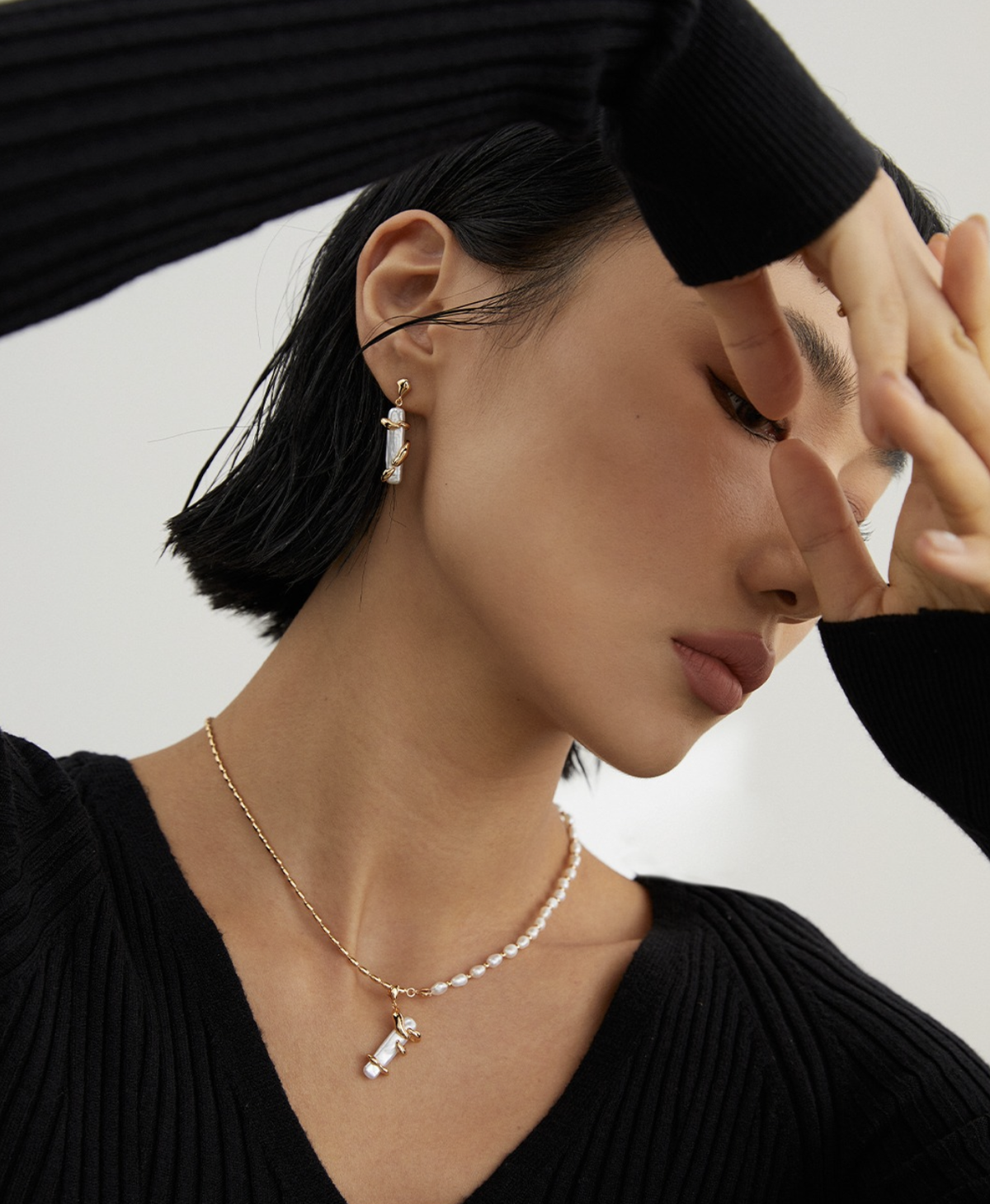 Baroque Pearl Fluid Hoop Earrings detail image 5