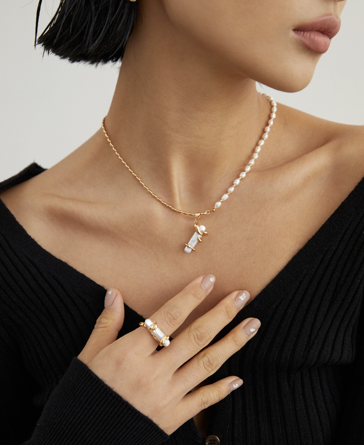 Baroque Pearl Fluid Necklace detail image 3