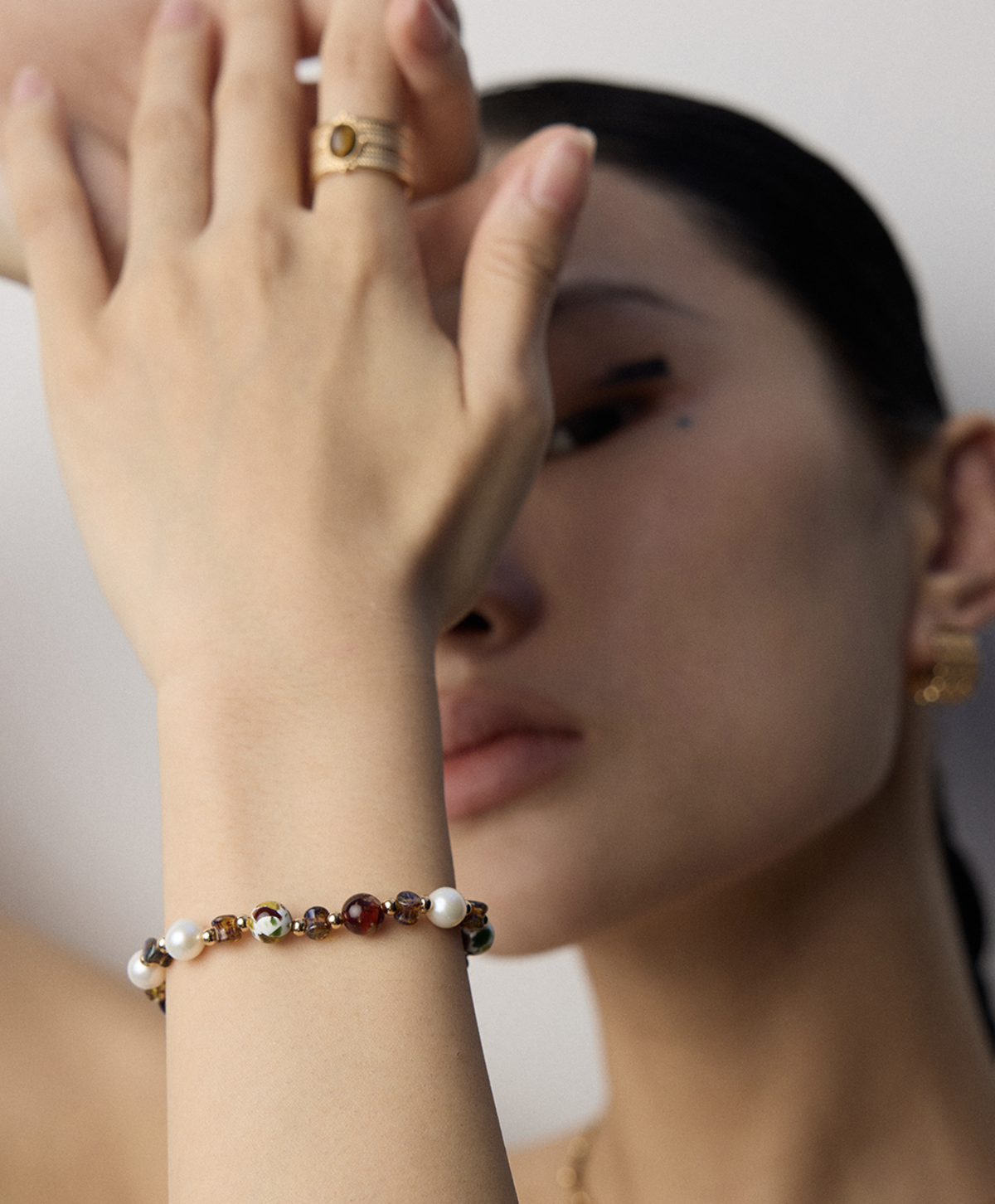Iridescent Glass Pearl Shell Bracelet detail image 6