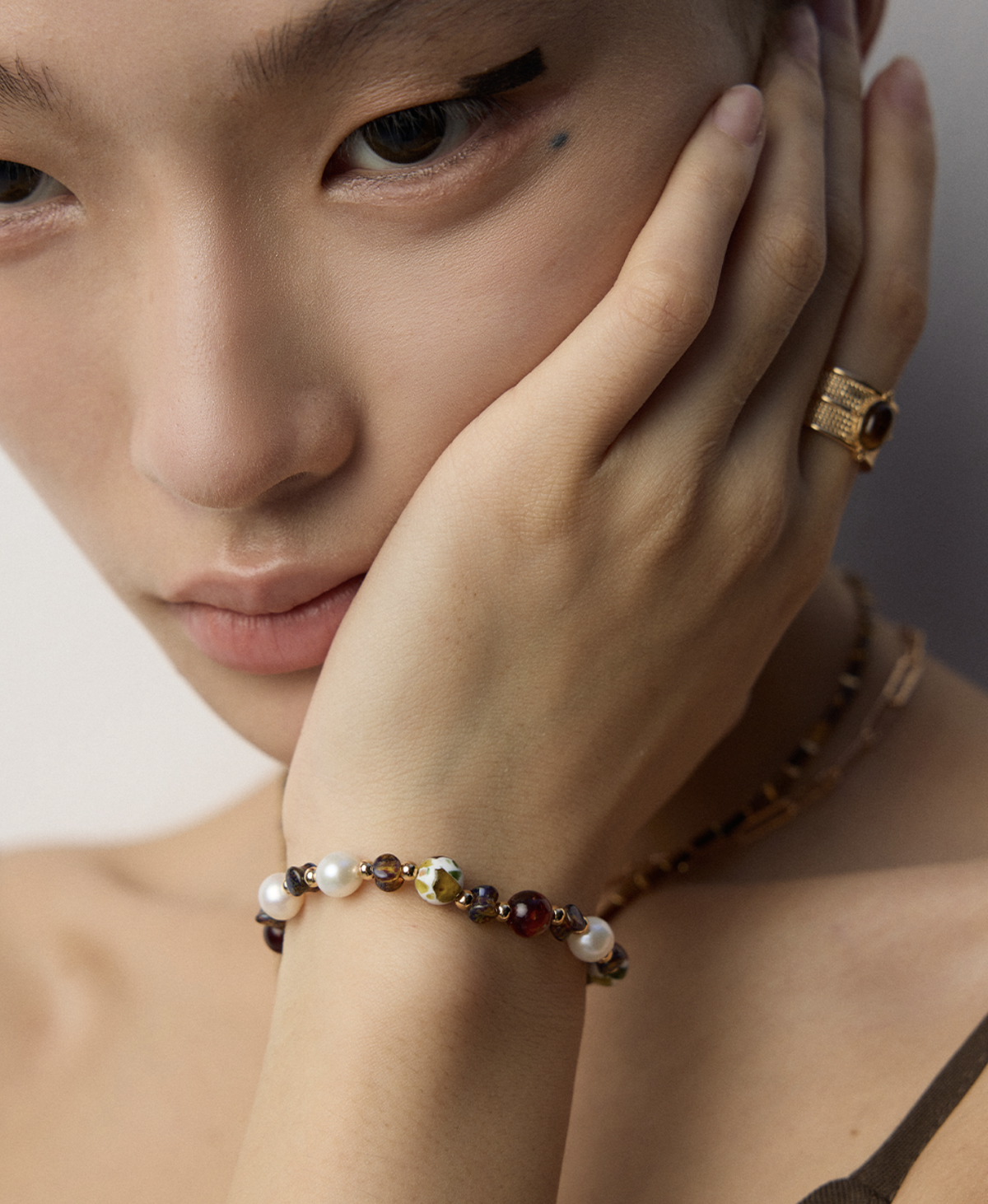 Iridescent Glass Pearl Shell Bracelet detail image 3