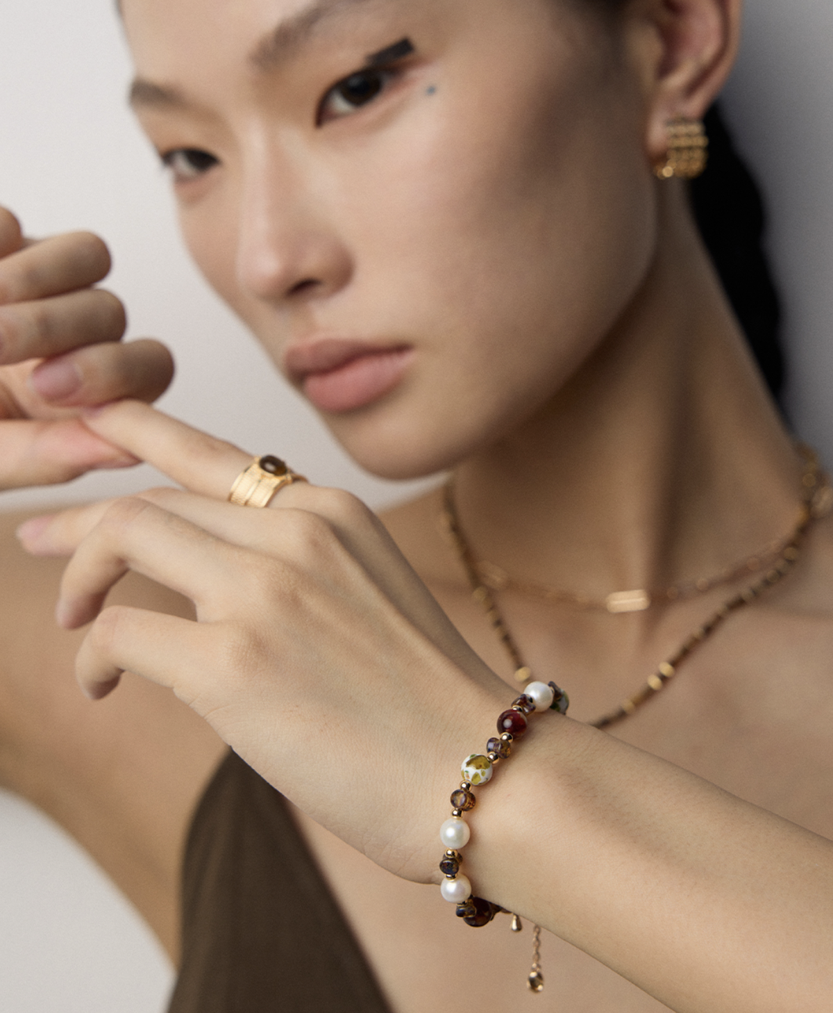 Iridescent Glass Pearl Shell Bracelet product detail