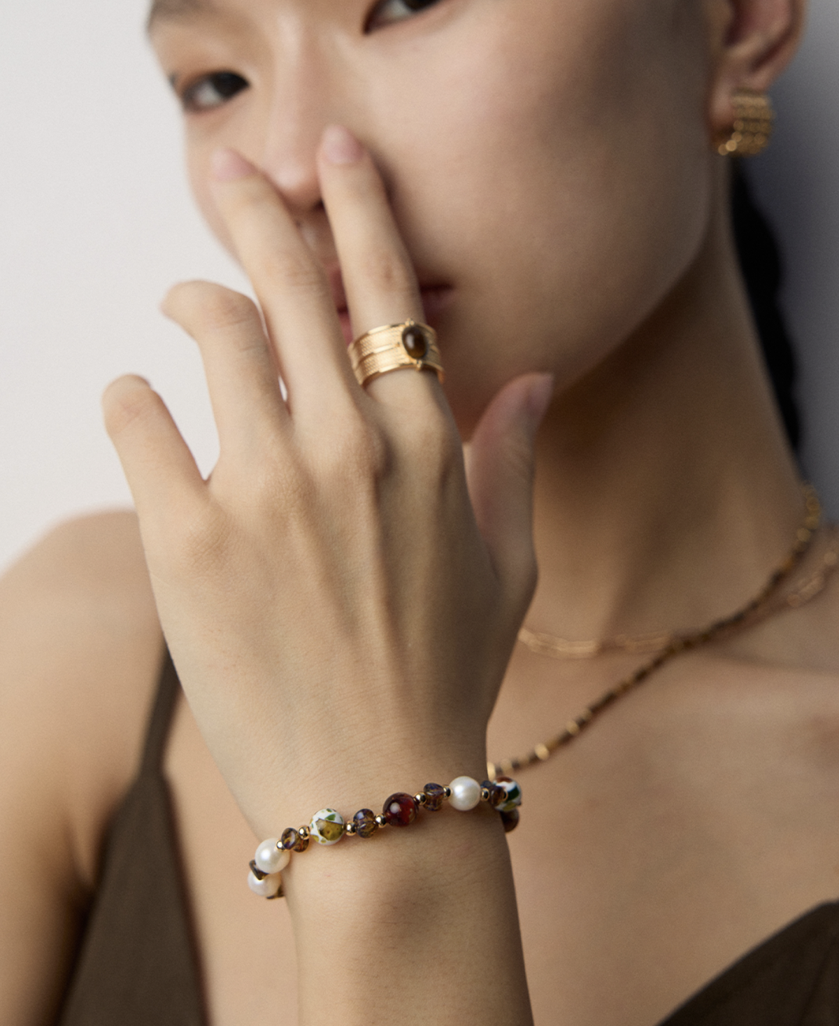 Iridescent Glass Pearl Shell Bracelet detail image 5