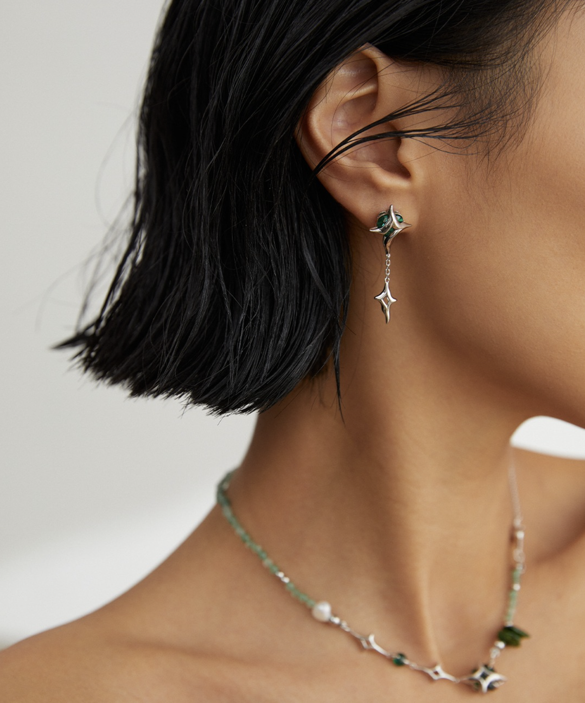 Asymmetric Four-Point Heart Earrings detail image 2