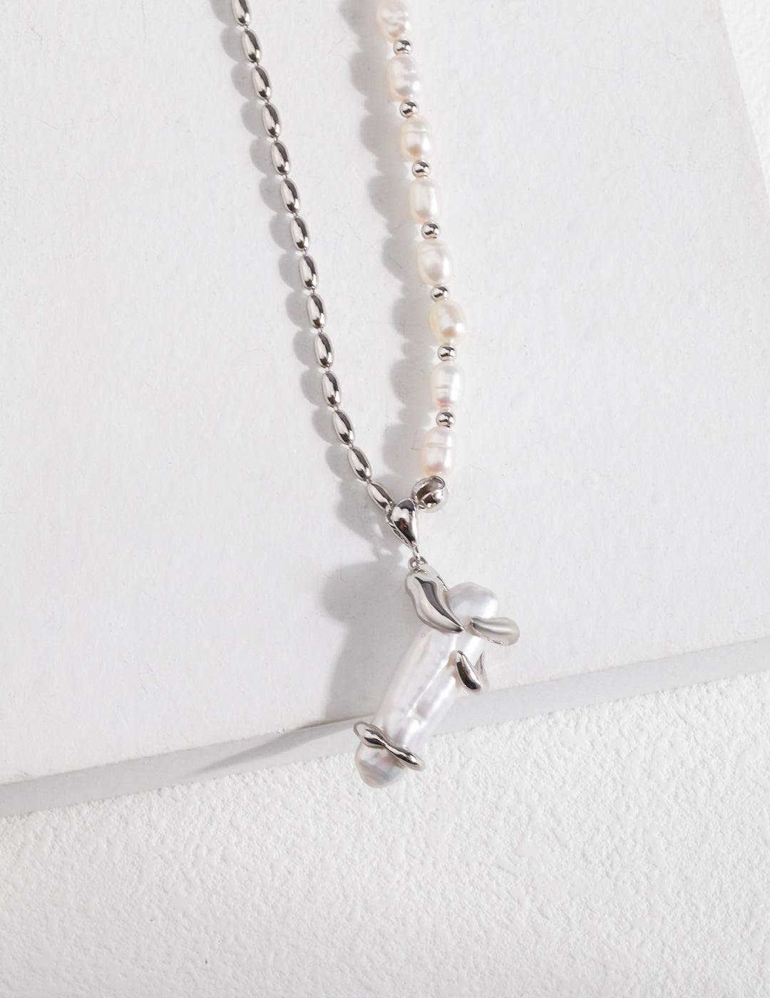 Baroque Pearl Fluid Necklace detail image 5