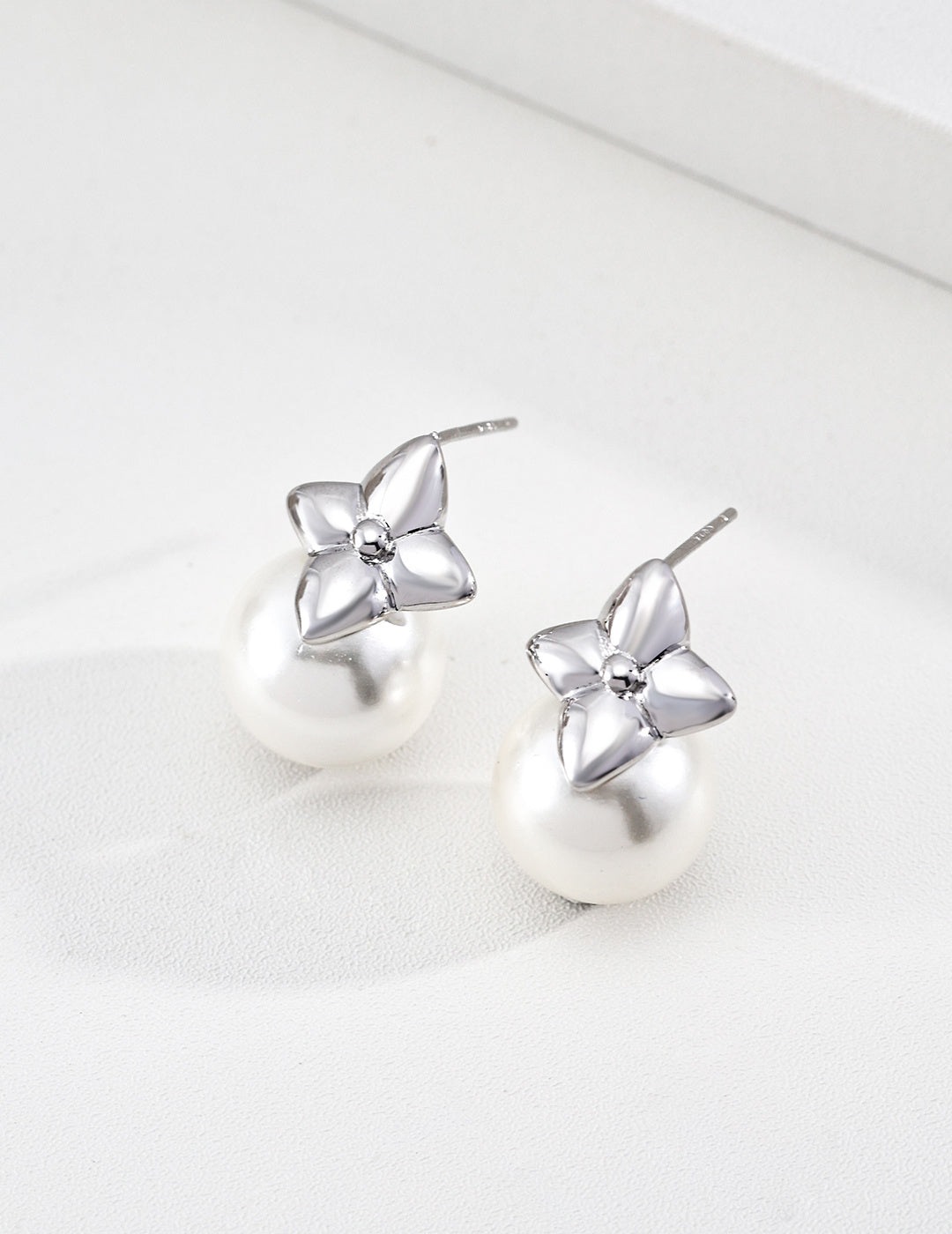 Fortune Clover Tiger's Eye Pearl Earrings detail image 3