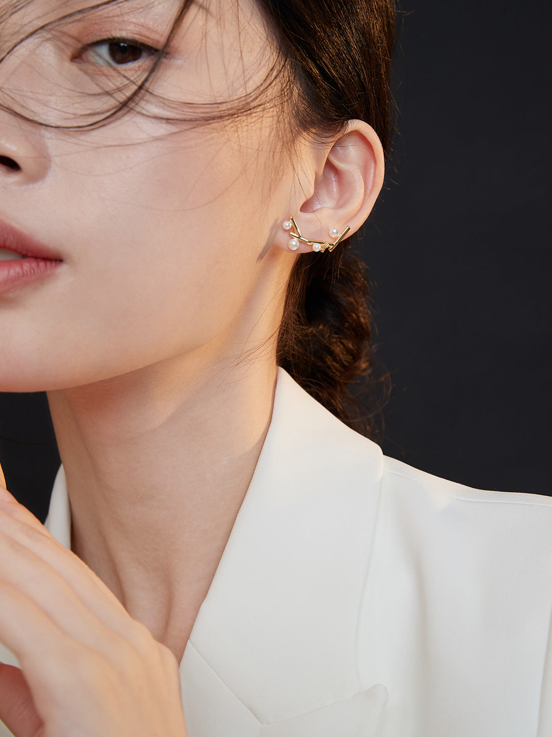 Geometric Pearl Stud Earrings detail image 4