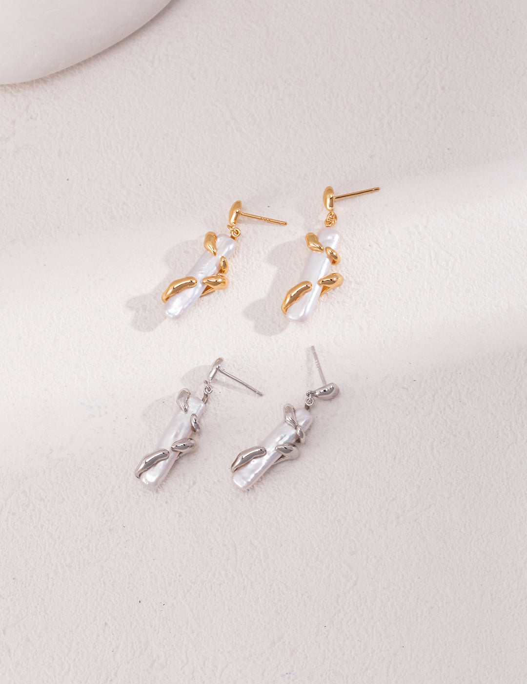 Baroque Pearl Fluid Hoop Earrings detail image 3